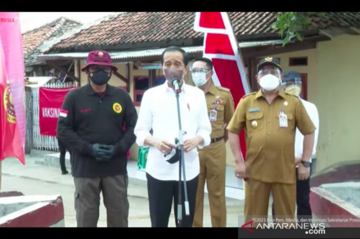 Presiden Jokowi Tinjau Vaksinasi <i>Door to Door</i> di Cirebon