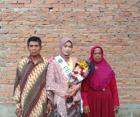 Putri Buruh Tani, Lulus <I>Cum Laude</i> Meski Sambil Bekerja di Toko Bakpia