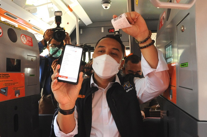 Wali Kota Surabaya Eri Cahyadi meluncurkan armada dan rute baru Suroboyo Bus di Balai Kota Surabaya, Senin, 23 Agustus 2021. (Dok: Humas Pemkot Surabaya)