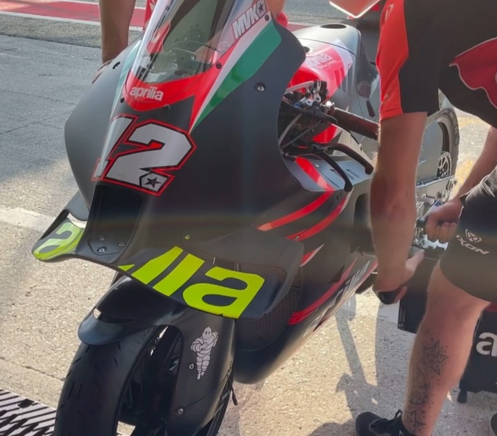 <i>Move on</i> dari Yamaha, Vinales Pamer Motor Aprilia RS-GP Nomor 12