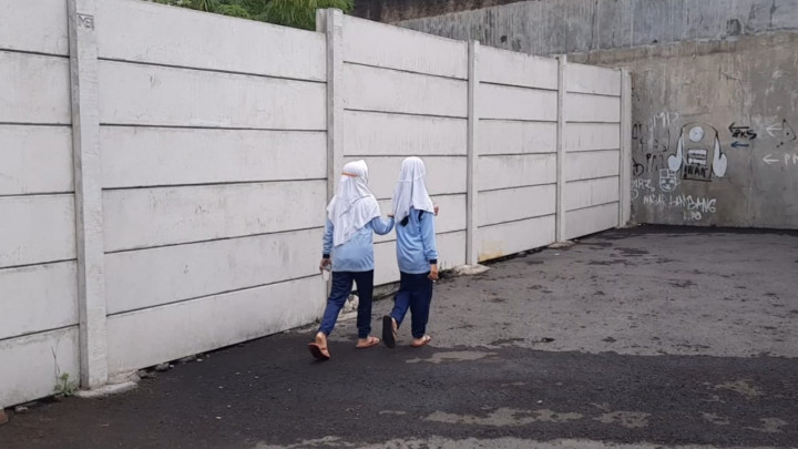 Sekolah Tertutup Tembok Beton 3 Meter, Siswa SD di Tasikmalaya Memutar Lewat Kuburan