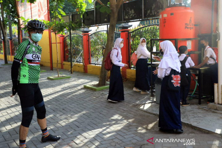 Ganjar Minta Sekolah Tak Wajibkan Pembelian Seragam