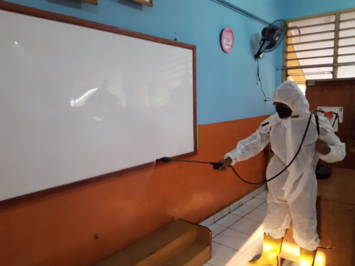 PTM Digelar Besok, 65 Sekolah di Jakut Disemprot Disinfektan
