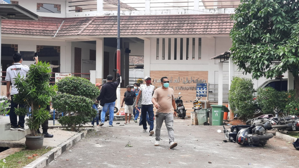 Bentrokan antarormas di kampus Universitas Krisnadwipayana, Pondok Gede, Kota Bekasi. Istimewa