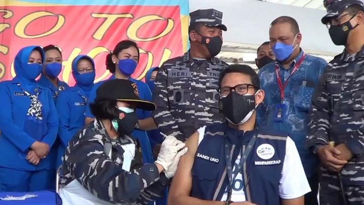 Tinjau Vaksinasi di Priok, Sandiaga Disuntik Vaksin Dosis ke-2