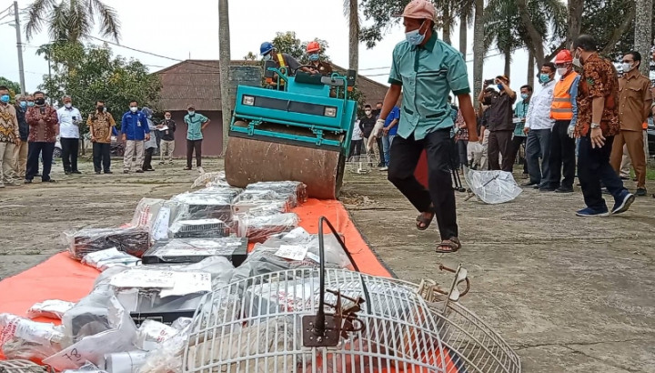 77 Perangkat Radio Ilegal di Tangerang Dimusnahkan