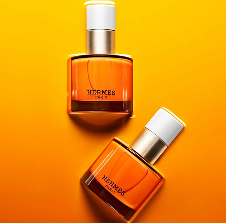 Warna pertama dalam jajaran cat kuku ini adalah rona oranye khas Hermès 'Orange Boîte.' (Foto:Dok.  Desiree Mattsson/Hermès)