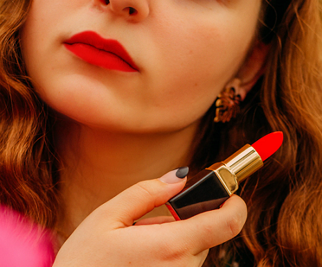 Lipstik matte dapat membuat bibir tampak lebih tegas, sempurna dan terlihat cantik tanpa sensasi mengilap. (Foto: Ilustrasi. Dok. Unsplash.com)