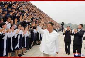 Kim Jong Un kembali Tampil ke Publik dengan Badan Kurus, Perempuan Korut Menangis