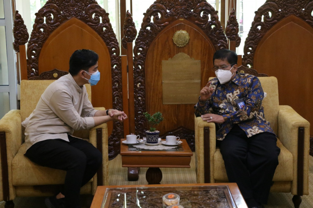 Rektor UNS Jamal Wiwoho (kanan) dan Wali Kota Surakarta, Gibran Rakabuming Raka (kiri). Foto: Dok. Humas UNS