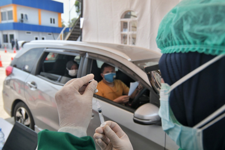 Suasana Vaksinasi Covid-19 Drive Thru di Tol Jagorawi