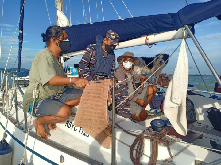 <i>Yacht</i> Terdampar di Laut, Aktor Bucek Depp Dievakuasi Prajurit Lantamal III