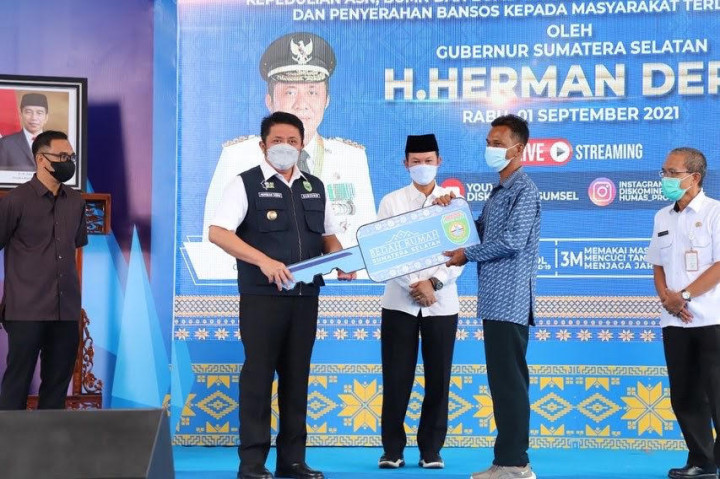 Rumahnya Direnovasi, Puluhan KK di Palembang Ucapkan Terima Kasih Kepada Herman Deru