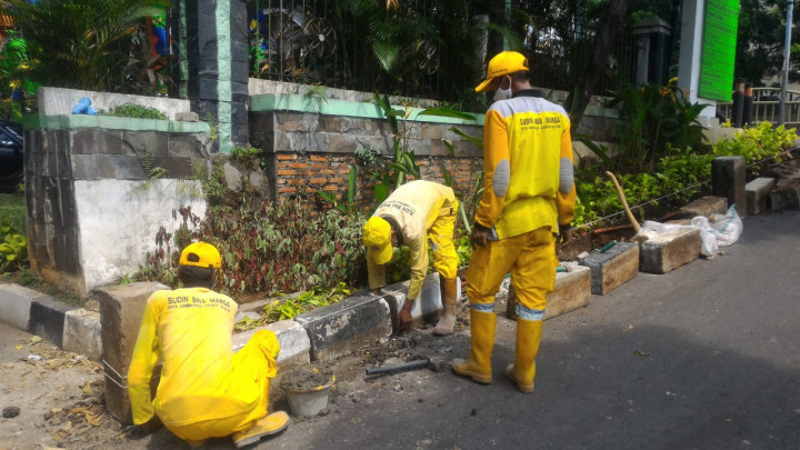 Cegah Air Meluap, Selokan dan Trotoar Tebet Barat Diperbaiki