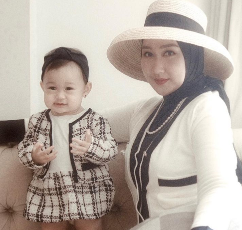 7 Gaya Outfit Couple Ibu dan Anak ala Dian Pelangi