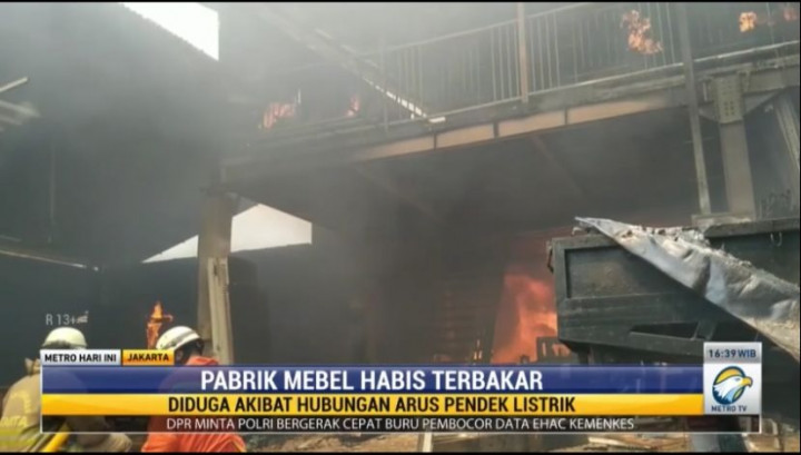 Kebakaran Pabrik Mebel di Cipayung Diduga Akibat Korsleting