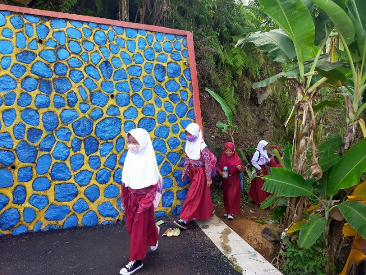 Polisi Cek Sertifikat Akses ke Sekolah yang Ditembok Beton