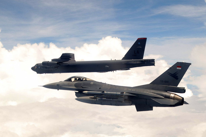 Penampakan Pesawat Pembom B-52 AS Saat Latihan Bersama TNI AU