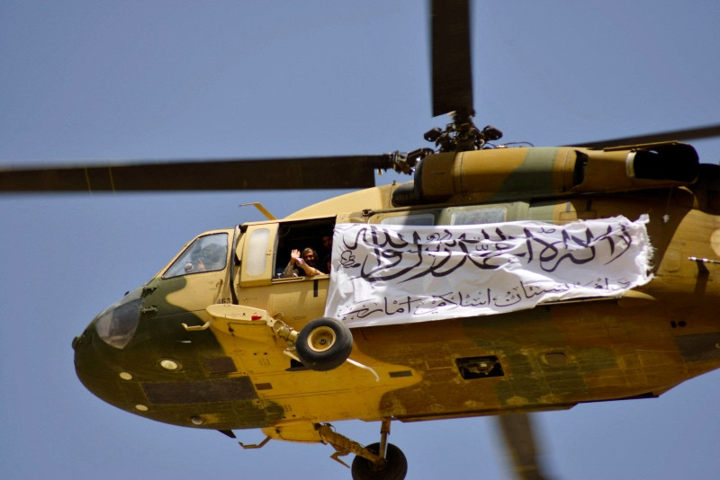 Taliban merayakan keluarnya pasukan Amerika Serikat dengan parade. Foto: AFP