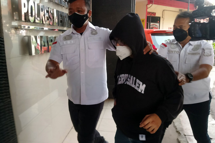 Penampakan Komedian Coki Pardede Saat Tiba di Kantor Polisi