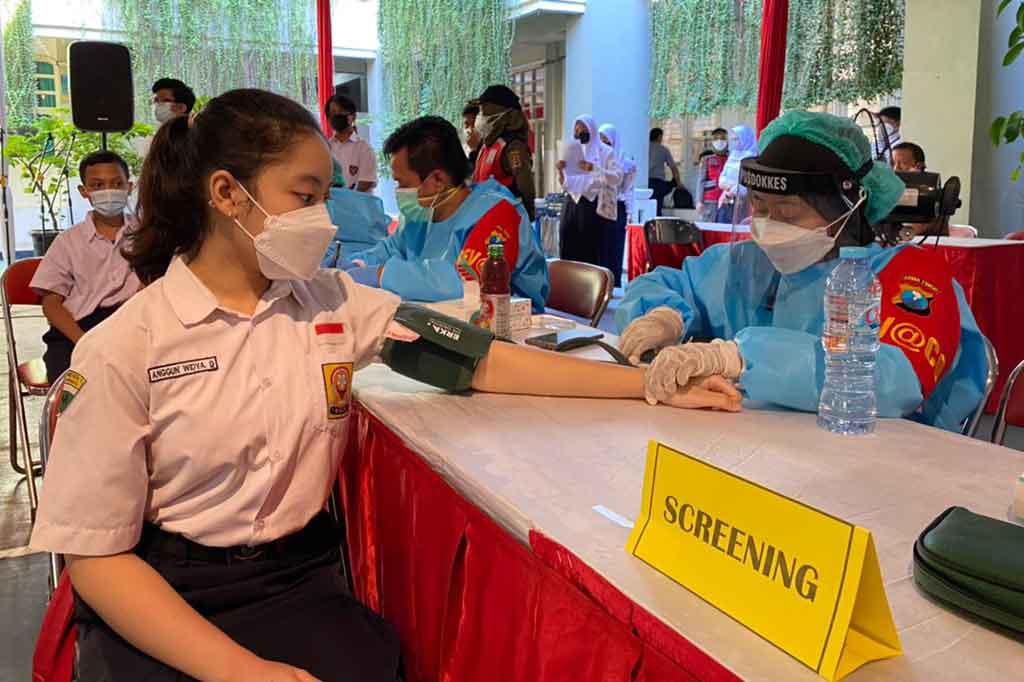 Ribuan Pelajar SMP di Surabaya Disuntik Vaksin Dosis Kedua 02. (Foto: Reno Reksa/Metro TV)