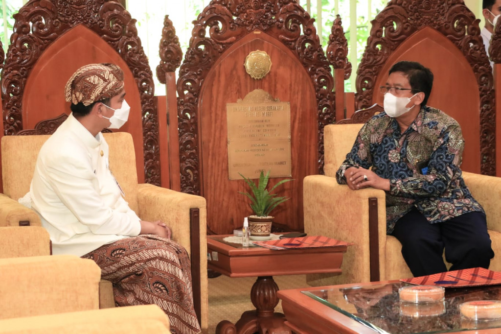 Wali Kota Surakarta Gibran Rakabuming Raka temui Rektor UNS Jamal Wiwoho. Foto: Dok Humas UNS.