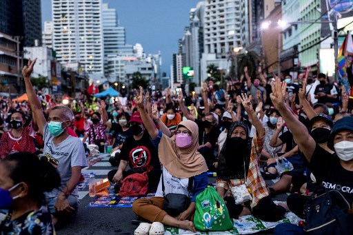 Ribuan Warga Tuntut PM Thailand Mengundurkan Diri