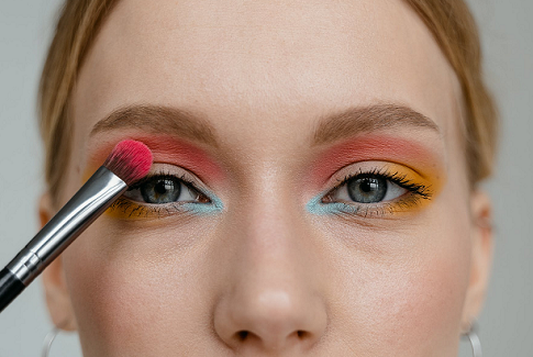 Trik Mudah Make Up Mata agar Terlihat Besar atau Kecil