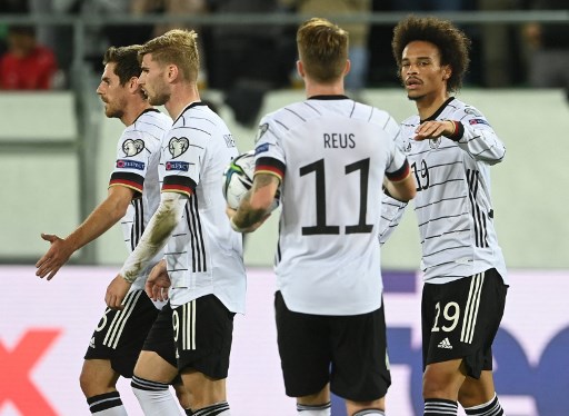 Leroy Sane merayakan gol bersama para penggawa timnas Jerman. (CHRISTOF STACHE / AFP)