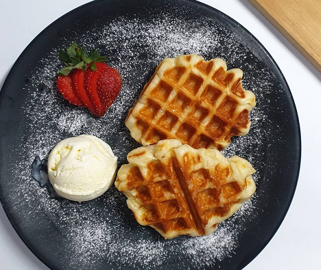 Croffle adalah camila yang terbuat dari adonan croissant berlapis mentega yang dimasak hingga renyah dalam waffle iron. (Foto: Dok. Instagram/@kroffle.croffle)