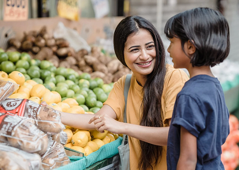 Kita bisa melibatkan anak dalam berbelanja atau berdiskusi tentang menu sehari-hari untuk mengenalkan berbagai jenis makanan padanya. (Foto: Ilustrasi. Dok. Pexels.com)