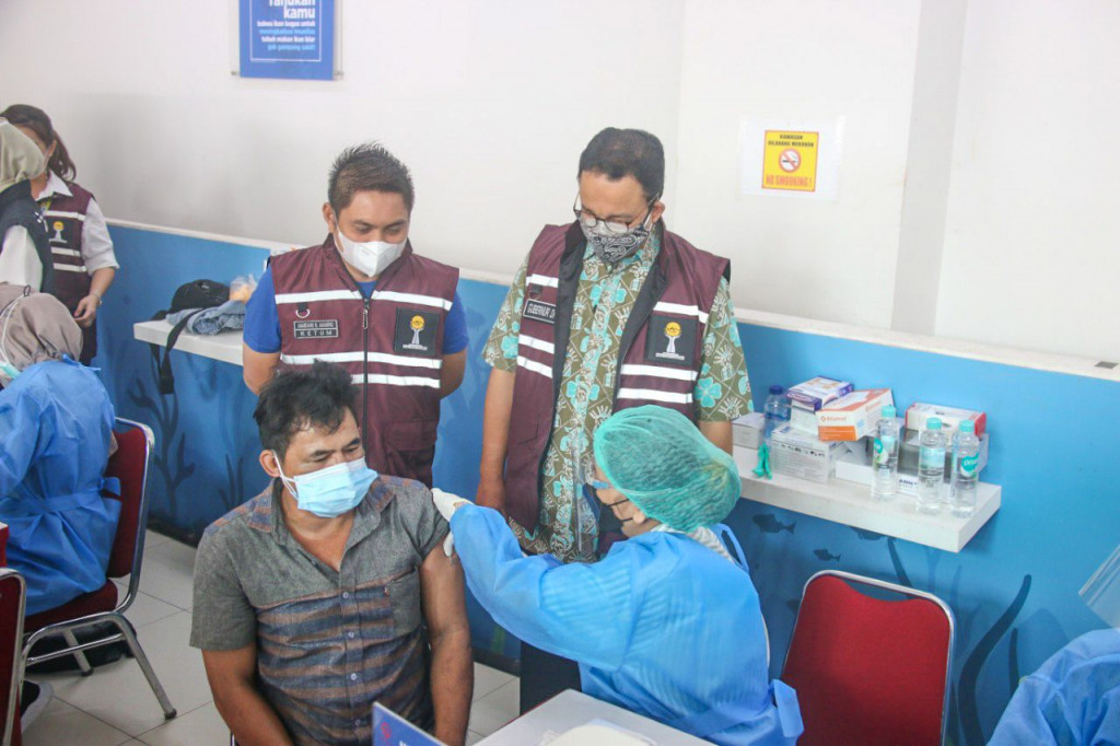 Gubernur DKI Jakarta Anies Baswedan memantau vaksinasi massal. Medcom.id/Yurike Budiman