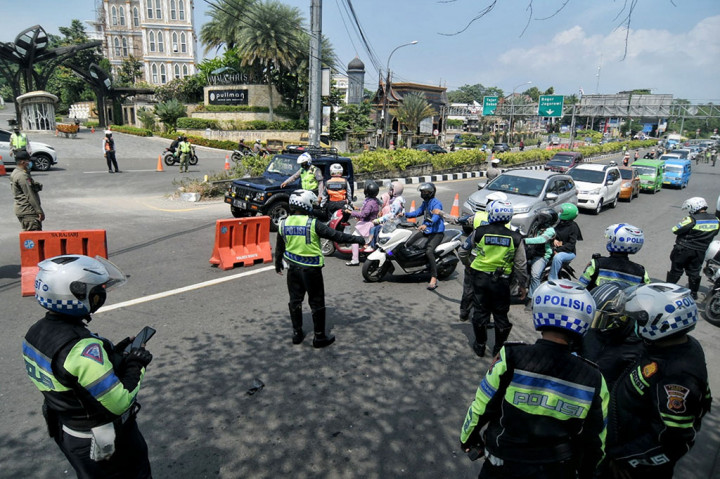 Foto: Uji Coba Penerapan Ganjil Genap Jalur Puncak Bogor