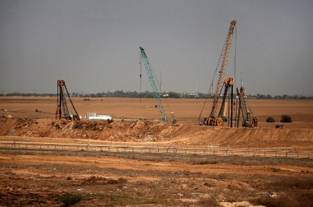 Proyek pencarian terowongan penyusup dilakukan Israel di dekat perbatasan Gaza, 20 Oktober 2020. (MAHMUD HAMS / AFP)