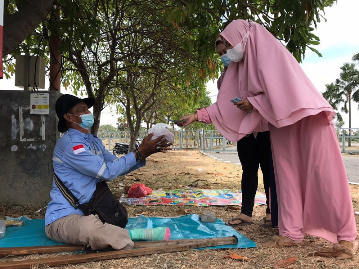 Harga Anjlok, Peternak Ayam Petelur di Gresik Memilih Berbagi ke Pemulung