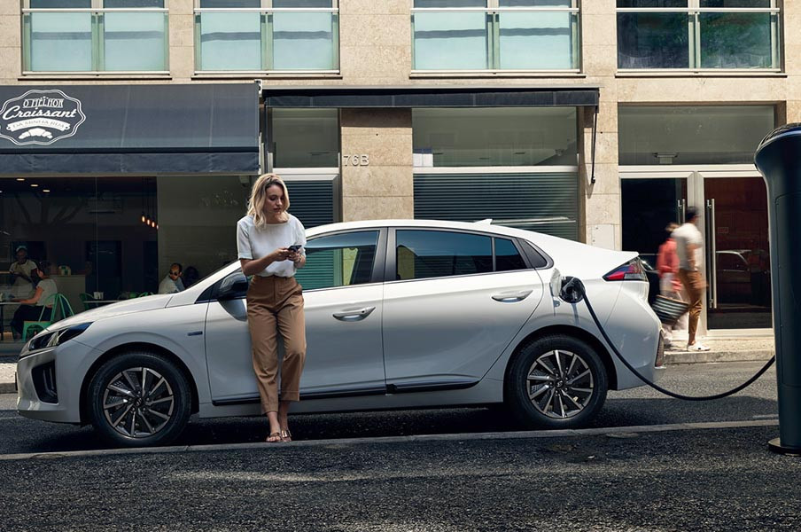 Charging baterai Hyundai Ioniq. Hyundai