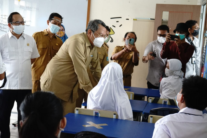 Tinjau PTM, Wali Kota Tangsel Terima Curhatan Siswa