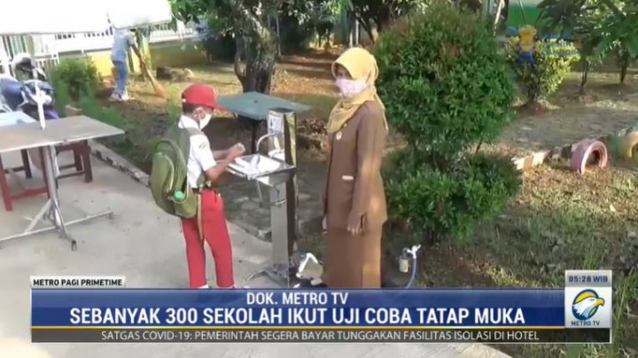 Bergeliat, Siswa SD di Bojonegoro Berangkat ke Sekolah Lagi