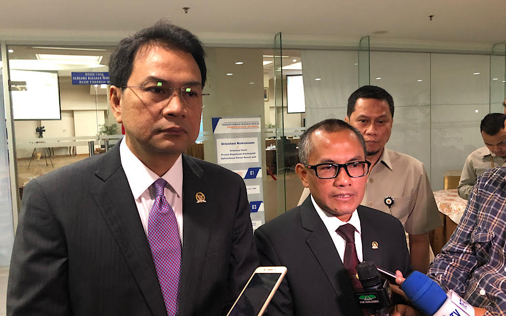 Wakil Ketua DPR Azis Syamsuddin (kiri). Foto: Medcom.id/Theofilus Ifan Sucipto