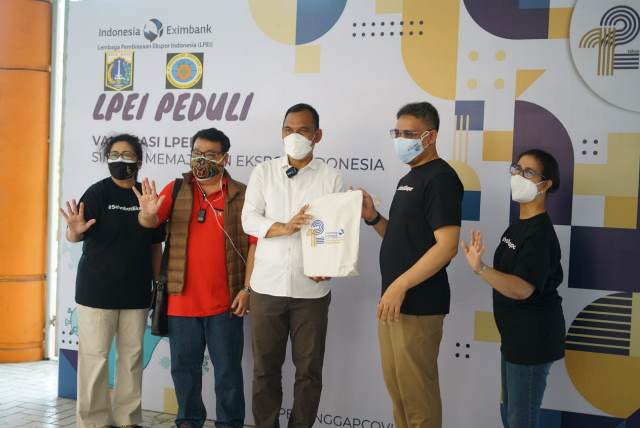 Pemberian bantuan sembako dan pelaksanaan vaksinasi secara simbolis - - Foto: dok LPEI