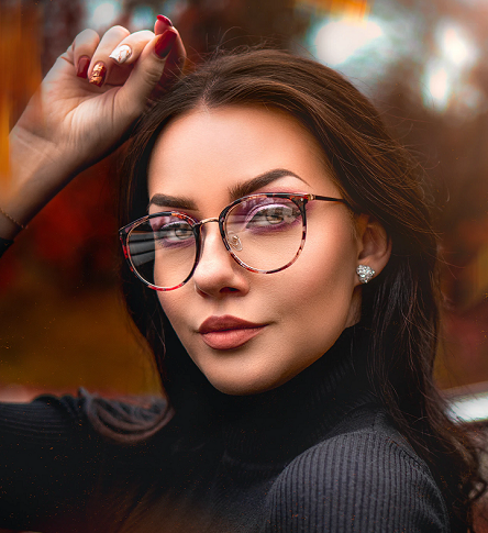 Meskipun, kacamata mungkin menyembunyikannya, penting juga untuk membentuk alis dengan sempurna agar tampilan riasan terasa lengkap. (Foto: Ilustrasi. Dok. Unsplash.com)