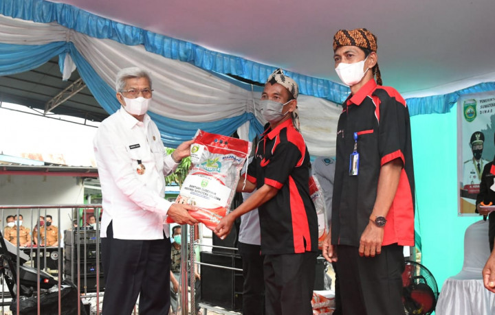 Pemprov Sumsel Salurkan 100 Ton Beras untuk 120 Desa di Ogan Ilir