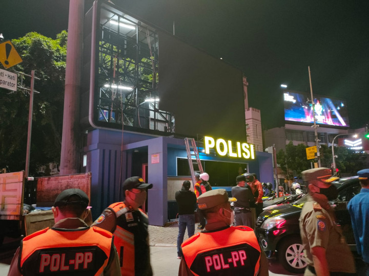 Tak Berizin, Tiga Papan Reklame di Pospol Dibongkar