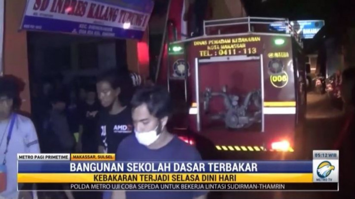 Dini Hari, Api Lamat-lamat Membakar Bangunan SD di Makassar