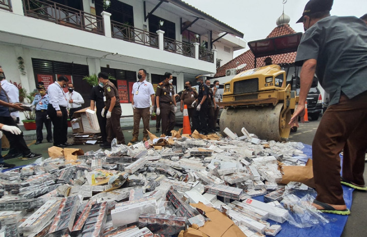 16.350 Bungkus Rokok Ilegal di Tangerang Dimusnahkan