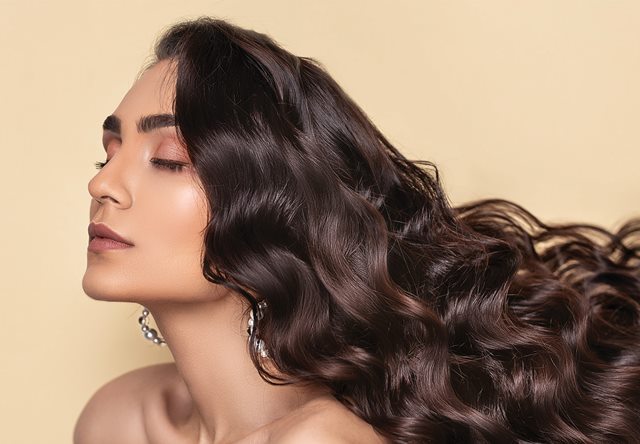 Rambut Lembap dan Mengembang dengan Losion Kulit