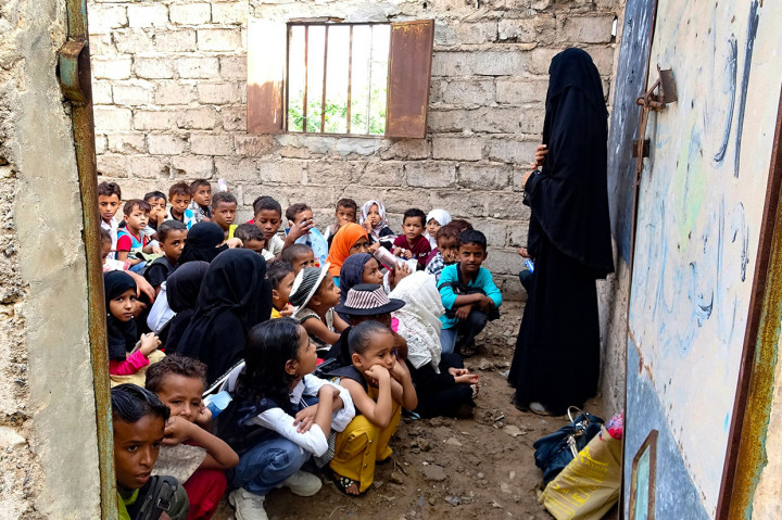 Potret Anak-anak Yaman Belajar di Sekolah yang Rusak
