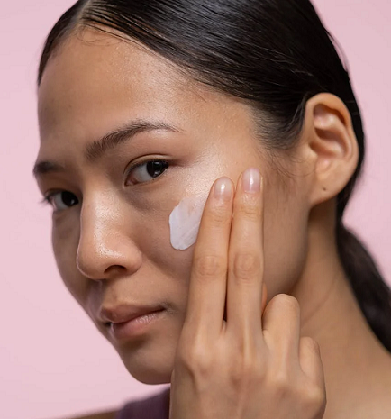 Jika kamu ingin menghindari garis cokelat di wajah, gunakan krim mata yang mengandung SPF. (Foto: Ilustrasi. Dok. Pexels.com)