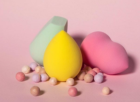 Sebenarnya, beauty blender adalah nama sebuah merek dan secara umum benda ini dikenal dengan make up spons.  (Foto: Dok. Instagram/@gomarlens)