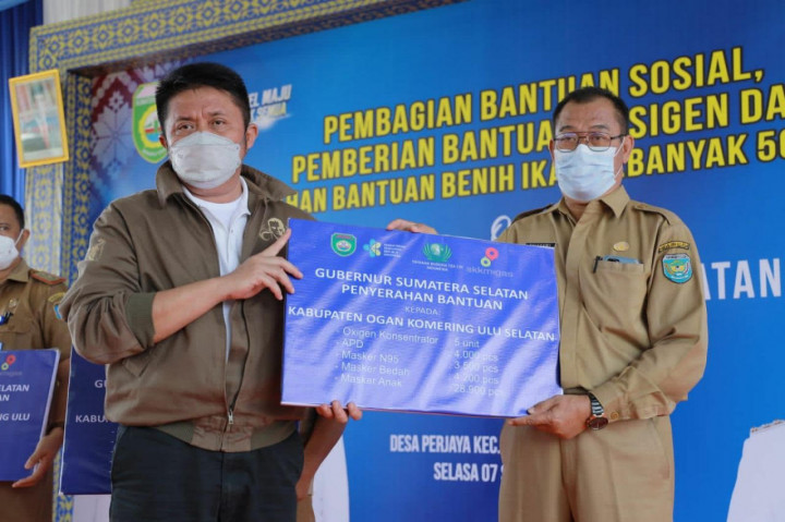 Herman Deru Bagikan Oksigen Konsentrator, APD, dan Masker untuk RS se OKU Raya